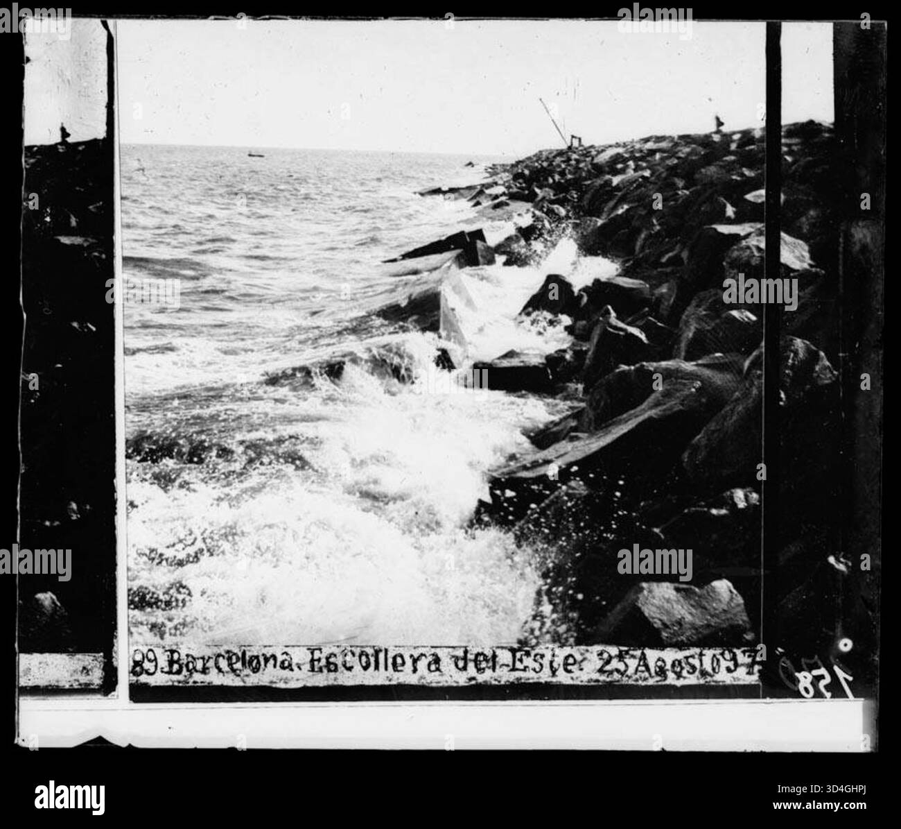 La frangia orientale di Barcellona è mostrata in questa fotografia del 1897 di Antoni Bartumeus i Casanovas. L'immagine mette in risalto questo importante pezzo dell'infrastruttura della città. Foto Stock