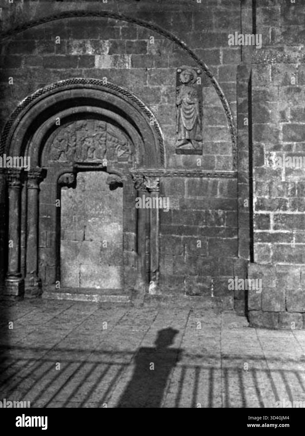 Immagine restaurata della porta del perdono presso la Basilica di San Isidoro a León, che mostra gli elementi architettonici romanici dell'ingresso. Foto Stock