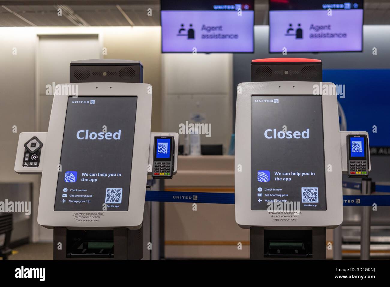 SAVANNAH, GEORGIA, USA, 9 NOVEMBRE 2025: Due chioschi self-service per il check-in di United Airlines mostrano un messaggio "chiuso", con schermi digitali Foto Stock