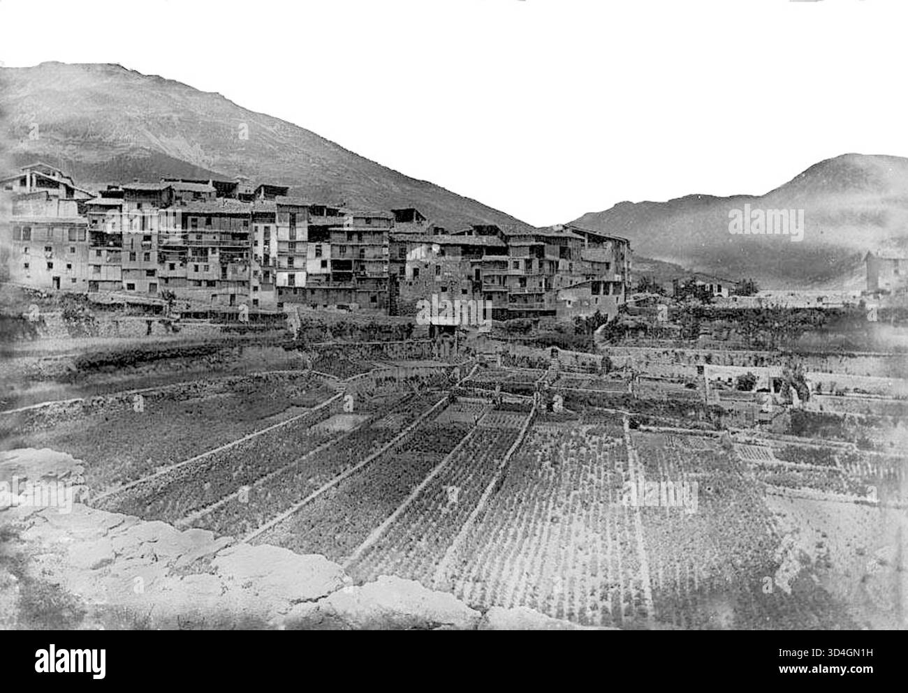 Una fotografia ritagliata del villaggio di Sant Llorenj del Pitens, vista dalla collina del Calvario. L'immagine è stata scattata da Lluís Marià Vidal i Carreras il 10 giugno 1893, mostrando il layout del villaggio e il paesaggio circostante. Foto Stock