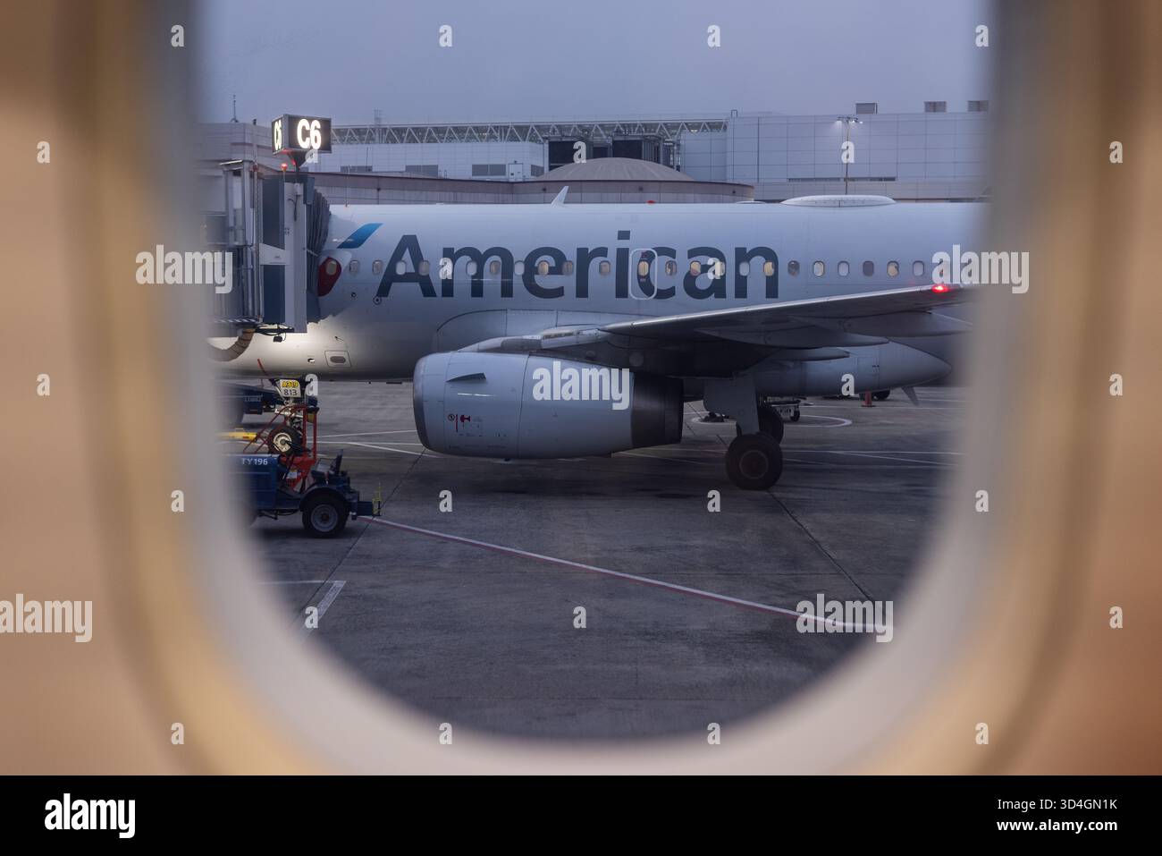 SAVANNAH, GEORGIA, USA, 9 NOVEMBRE 2025: L'ala e la fusoliera di un aereo dell'American Airlines sono visibili attraverso un finestrino passeggeri come l'aereo i. Foto Stock