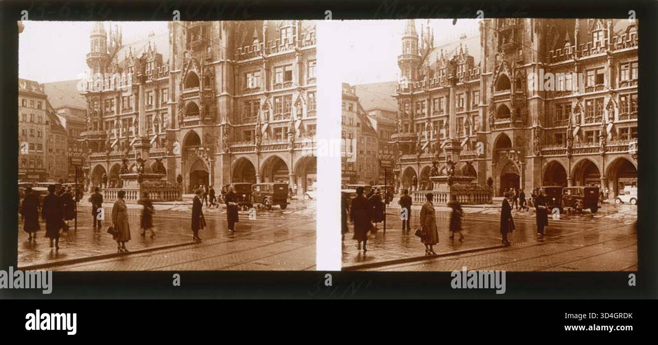 Marienplatz a Monaco con la facciata del nuovo Municipio (Neues Rathaus), persone e alcune auto, fotografata da Josep Domènech i Sàbat il 15 giugno 1934. L'immagine cattura una vivace piazza urbana nel cuore di Monaco. Foto Stock