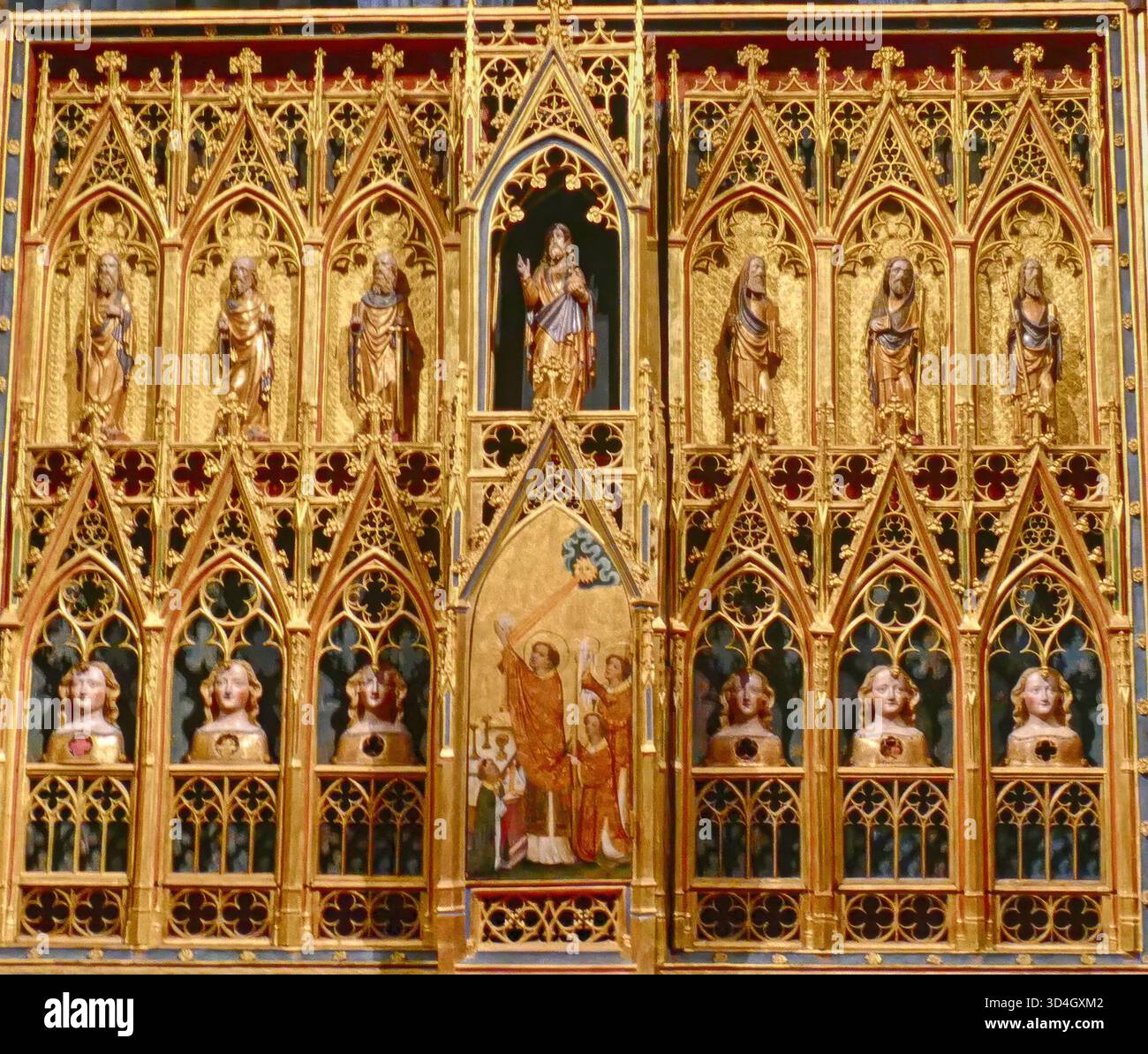 COLONIA, GERMANIA - 24 MAGGIO 2025 - Pala d'altare gotica decorata d'oro con iconografia religiosa dettagliata all'interno della storica cattedrale di Colonia, Germania Foto Stock