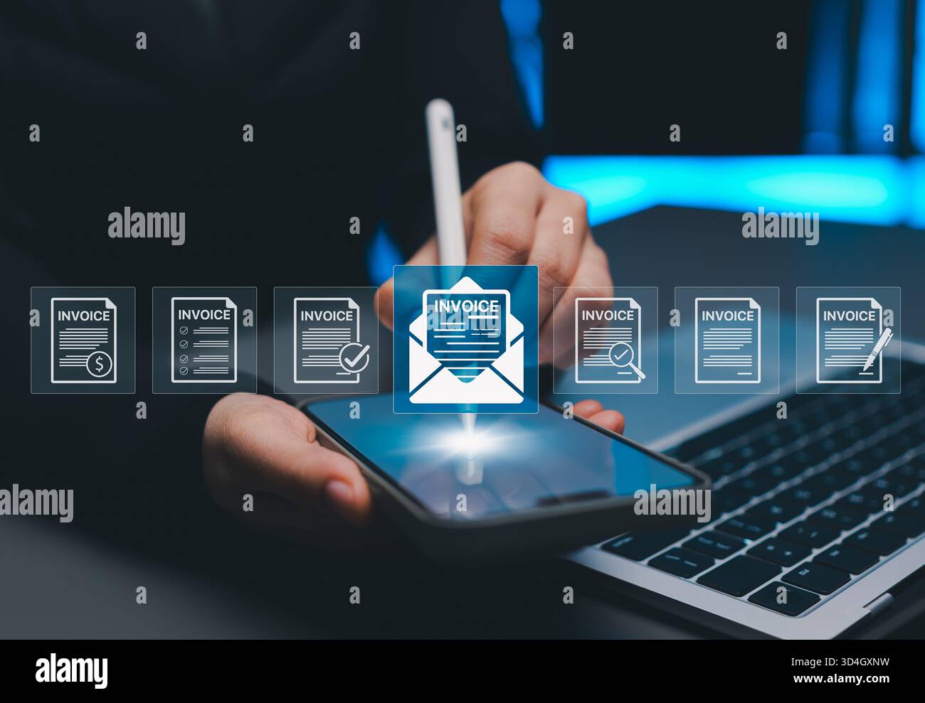 Persona che utilizza un dispositivo mobile per gestire le fatture digitali e la fatturazione online. Nozione di fatturazione elettronica, tecnologia finanziaria, pagamento elettronico, Foto Stock