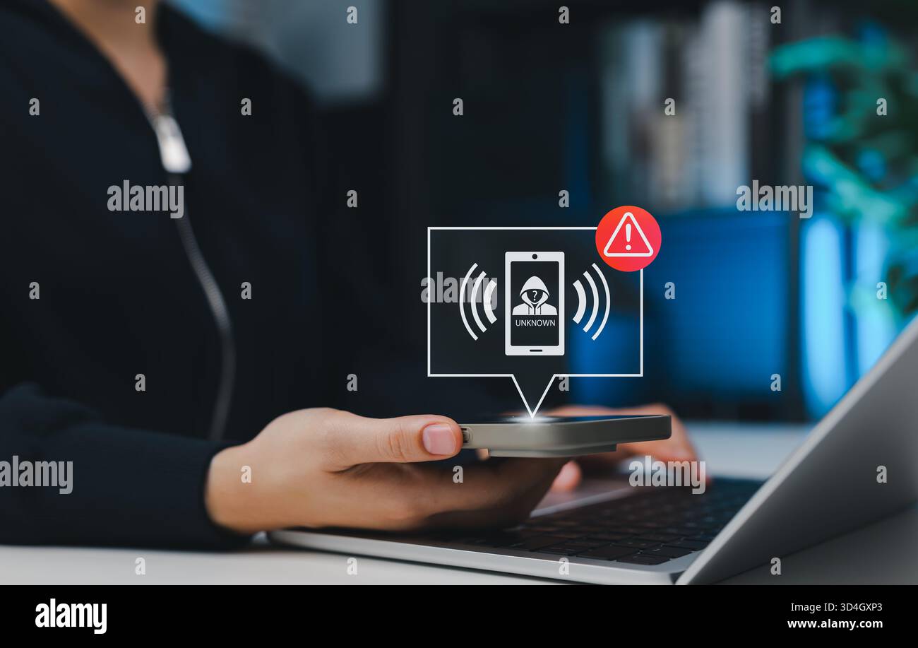 Informazioni sulla notifica di truffa telefonica. Una donna con uno smartphone con una notifica di truffa digitale, chiamate fraudolente, minacce alla sicurezza informatica, Foto Stock