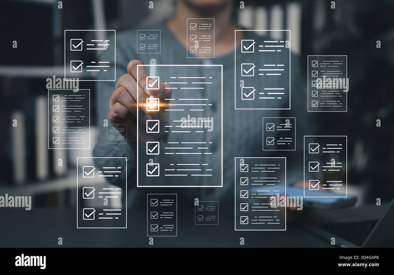 Concetto di gestione della lista di controllo digitale. Donna d'affari che utilizza l'interfaccia touchscreen virtuale per contrassegnare le attività, rappresentando la produttività, la pianificazione del flusso di lavoro, Foto Stock