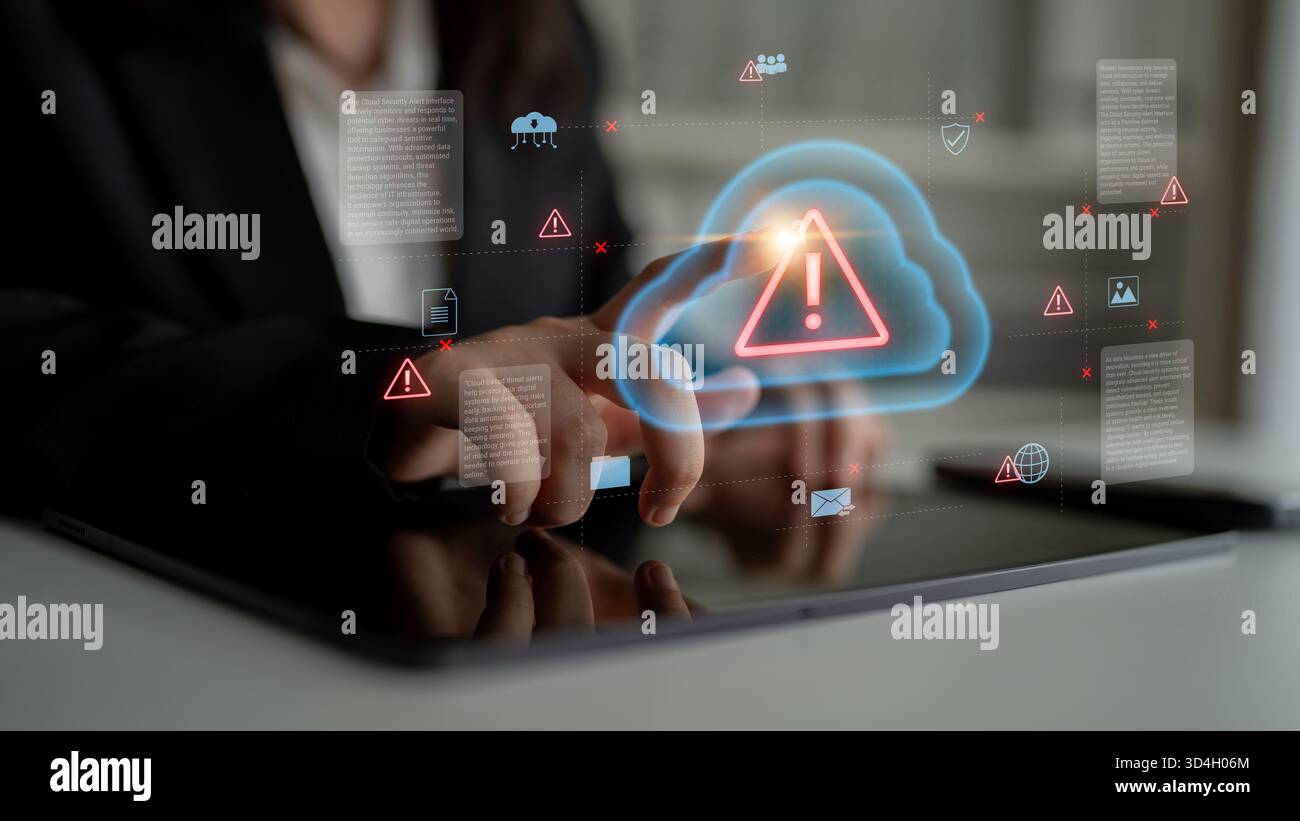 Cloud computing con icone di avviso ed elementi di sicurezza, che rappresentano il rilevamento delle minacce in tempo reale, la prevenzione dei rischi e l'infrastruttura digitale Foto Stock