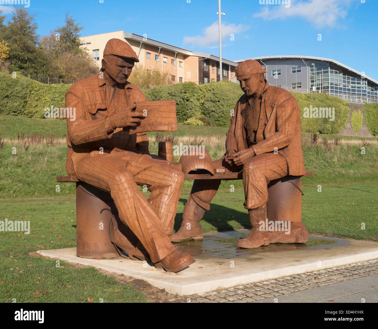Scultura in metallo di Ray Lonsdale di due operai del cantiere navale che hanno fatto una pausa al molo di St Peters, Sunderland, Inghilterra, Regno Unito Foto Stock