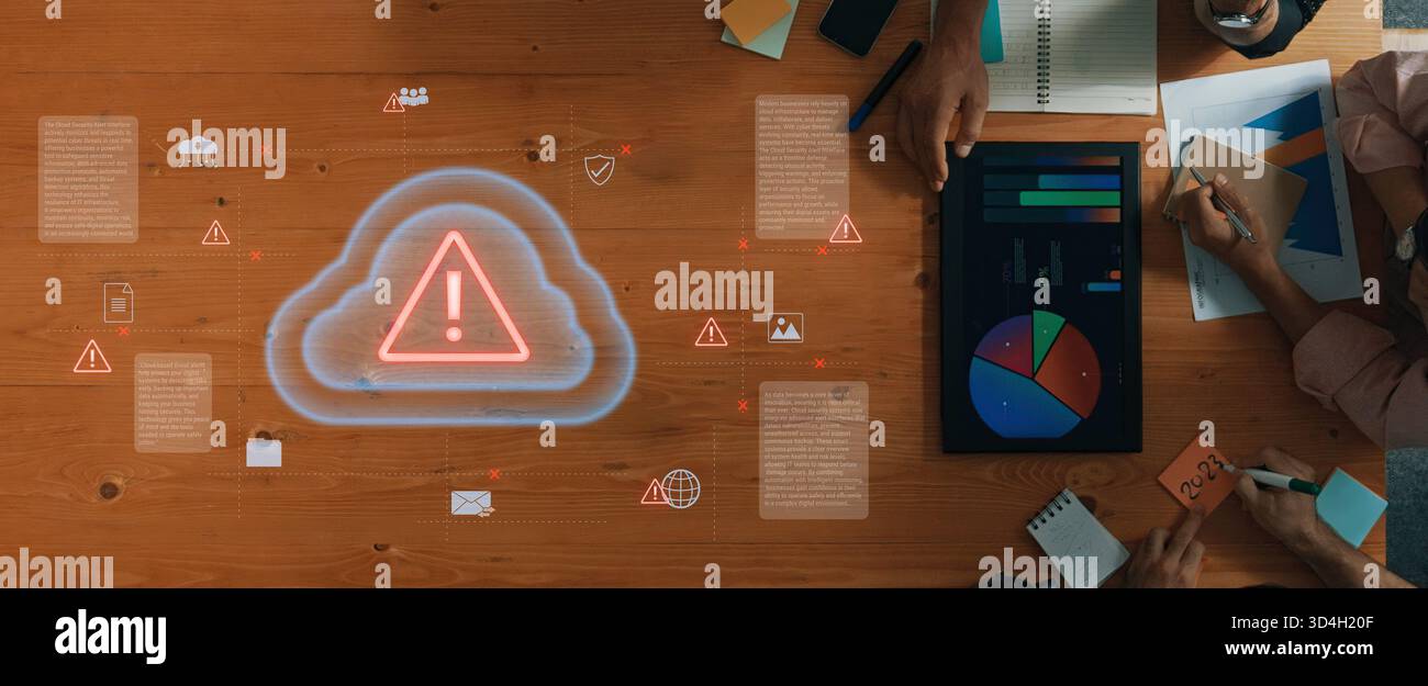 Cloud computing con icone di avviso ed elementi di sicurezza, che rappresentano il rilevamento delle minacce in tempo reale, la prevenzione dei rischi e l'infrastruttura digitale Foto Stock