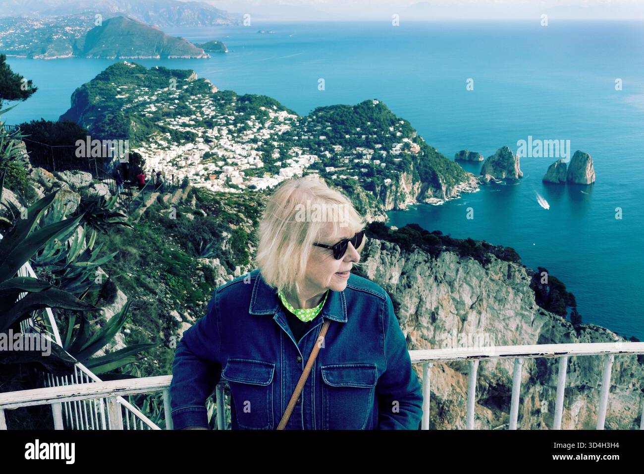 Turista sulla cima del Monte Solaro, l'isola di Capri nella baia di Napes Foto Stock