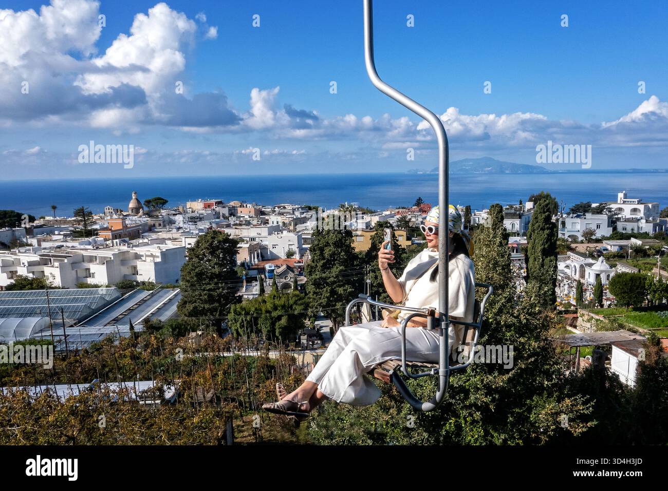 Turista in seggiovia ad Anacapri sull'isola di Capri nella baia di Napes Foto Stock