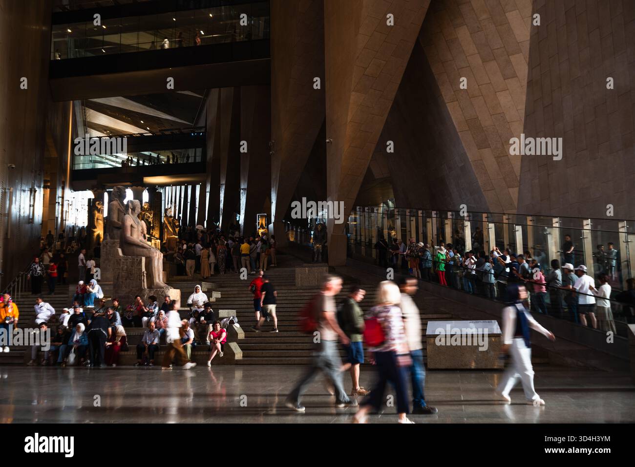 Vista generale della scala all'interno del grande Museo egizio, dove sono in mostra statue e manufatti Foto Stock