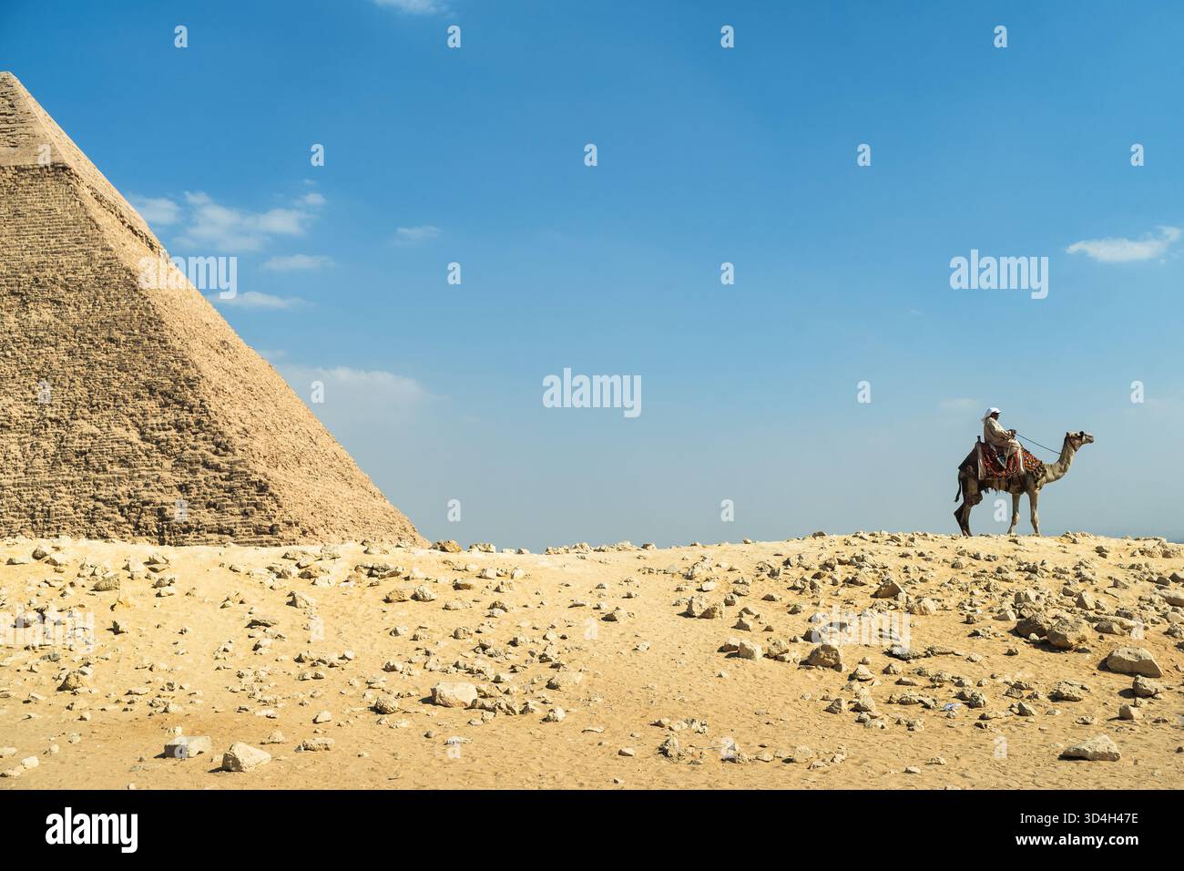 Vista sul lato della grande piramide con un cammello e il suo proprietario sul lato Foto Stock