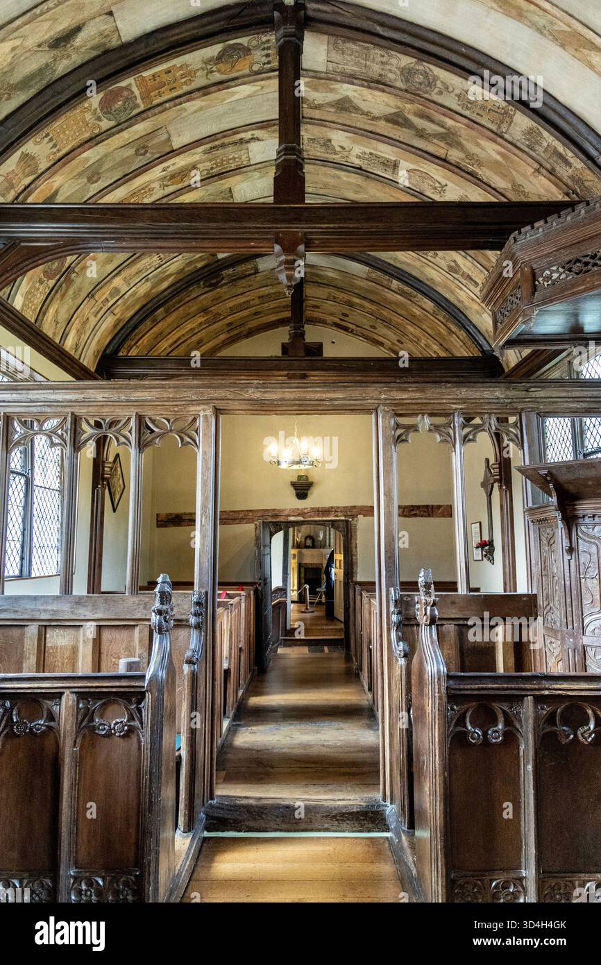 La nuova Cappella nella casa medievale con fossati di Ightham Mote, Ightham, Kent, Inghilterra Foto Stock
