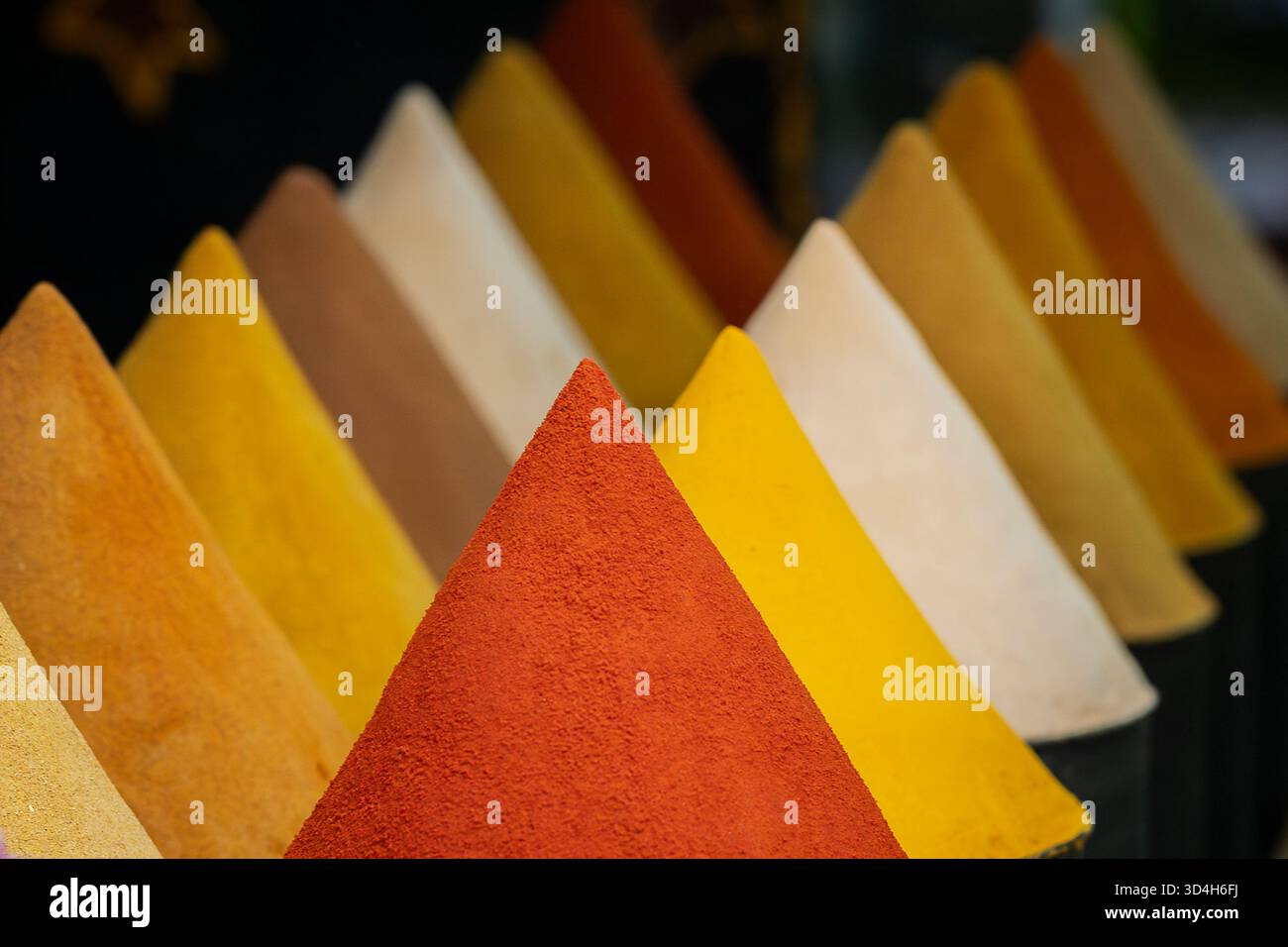 Spezie al mercato di Marrakech, Marocco, da utilizzare come copertina o sfondo. Polvere di paprika i in primo piano, colori caldi. Foto Stock