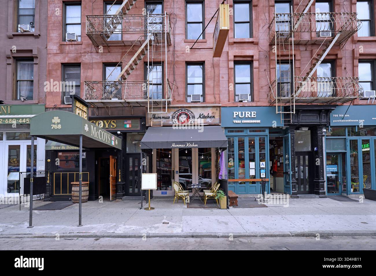 L'Hell's Kitchen di New York City, vecchio edificio con fuochi d'artificio esterni e ristoranti Foto Stock