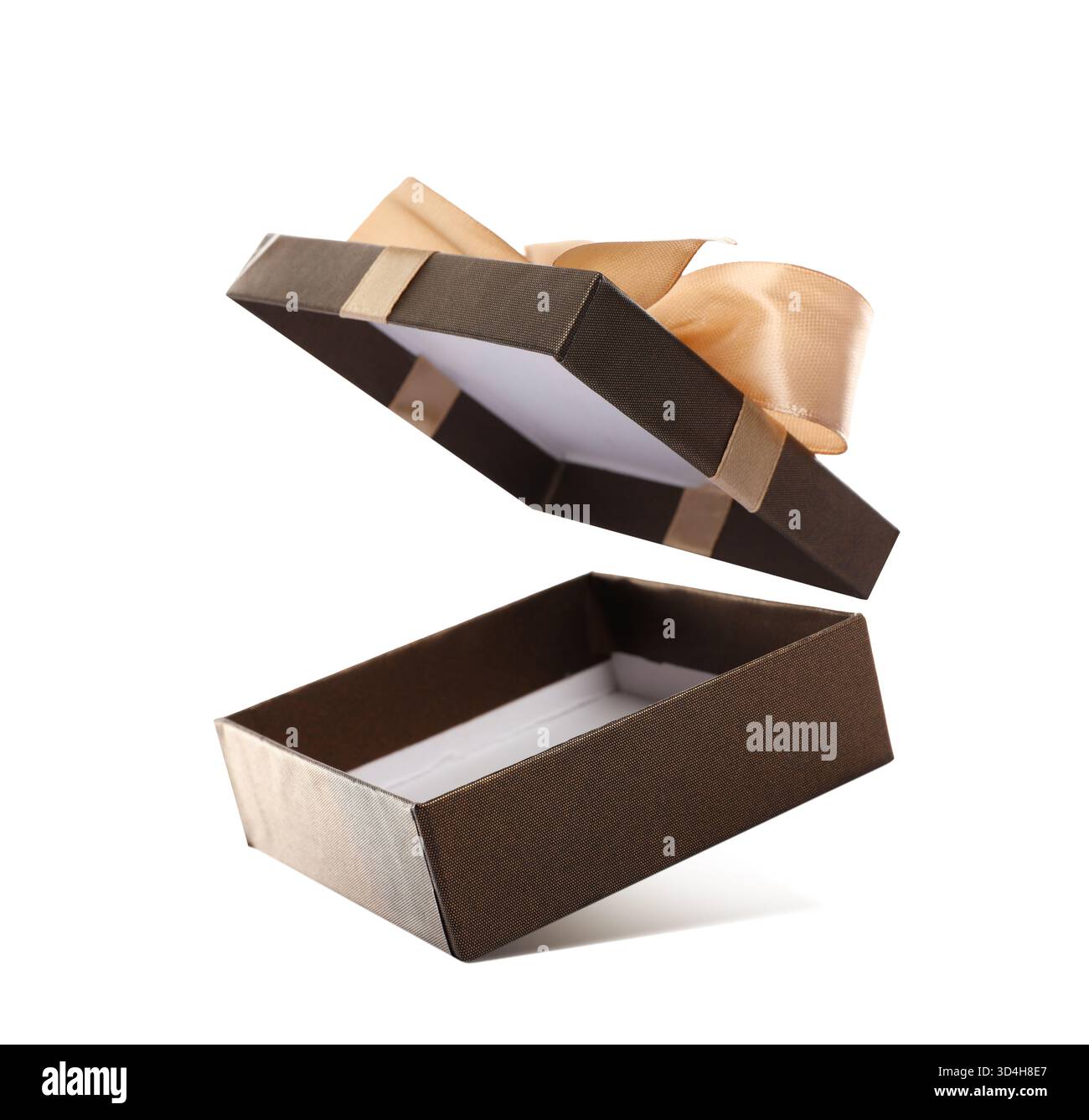 Apri la confezione regalo con un bellissimo coperchio in aria su sfondo bianco Foto Stock