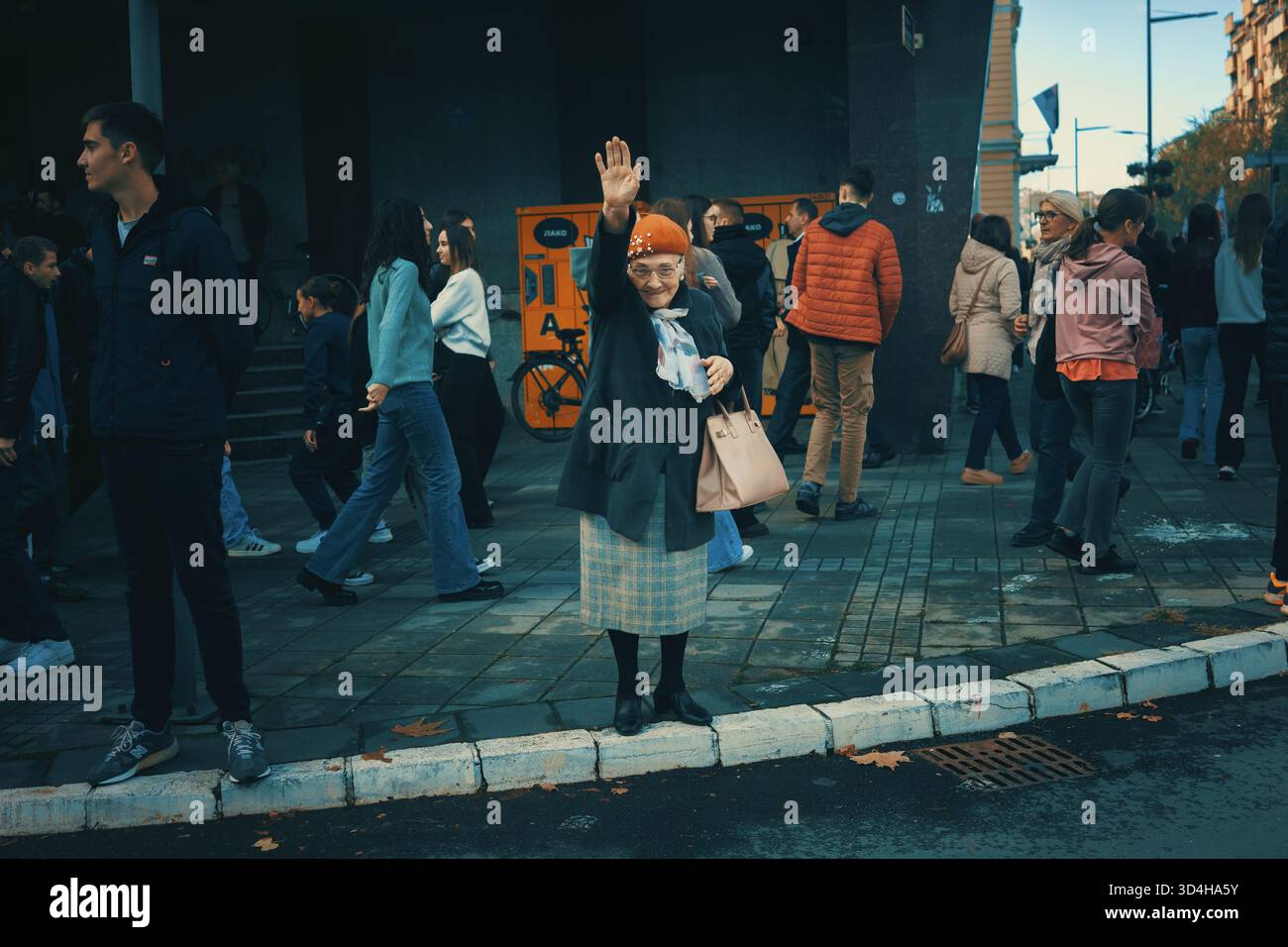 Valjevo, Serbia - 28 ottobre 2025: Scene della passeggiata studentesca da Cacak a Novi Sad. Protesta contro le autorità per la responsabilità dell' Foto Stock