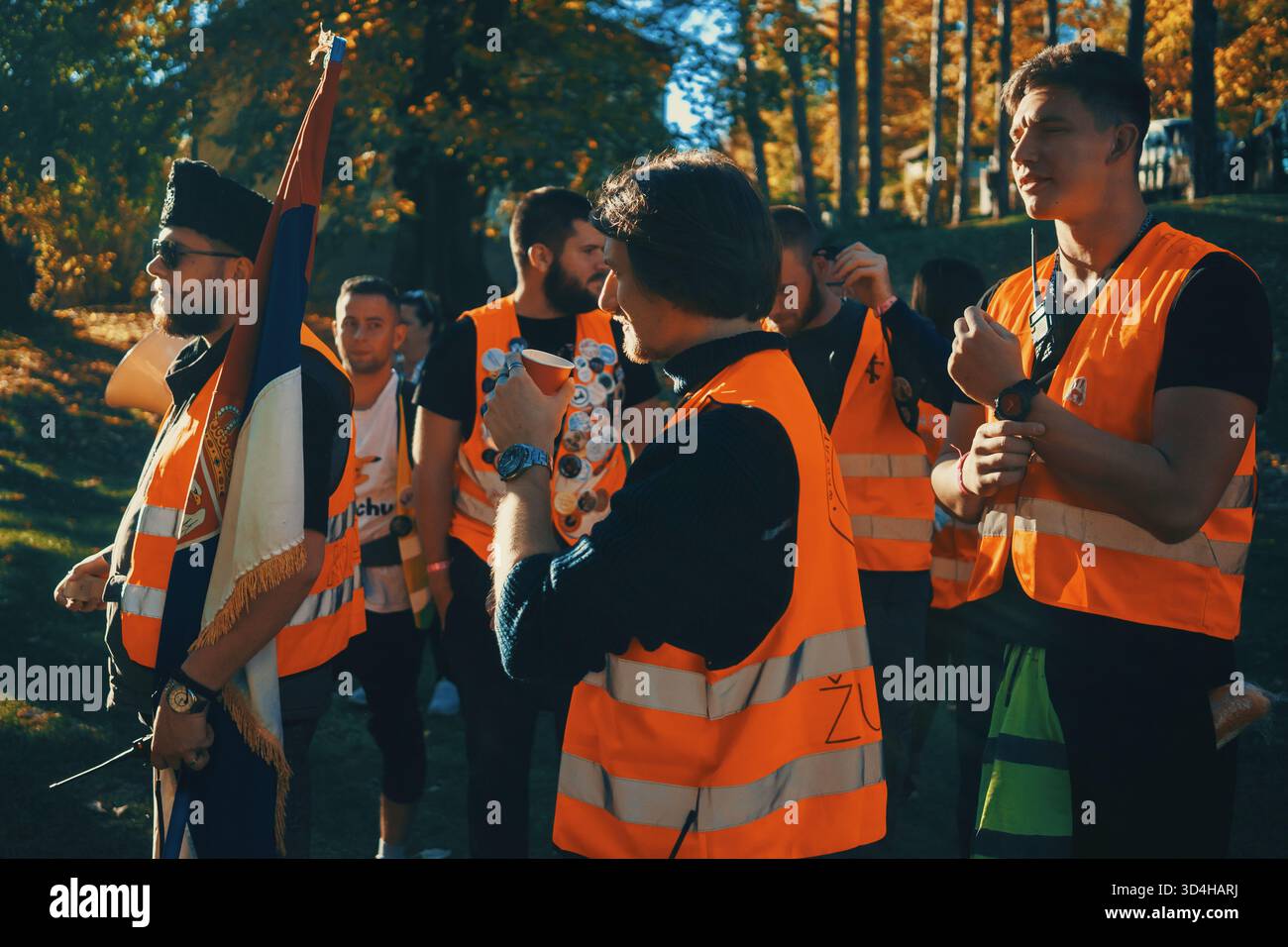 Valjevo, Serbia - 28 ottobre 2025: Scene della passeggiata studentesca da Cacak a Novi Sad. Protesta contro le autorità per la responsabilità dell' Foto Stock