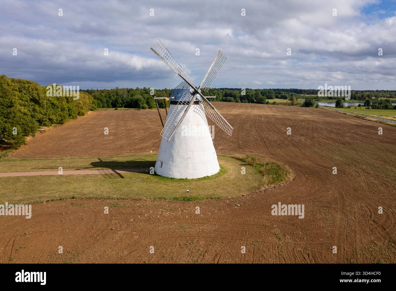 Un mulino a vento su un campo in Estonia Foto Stock
