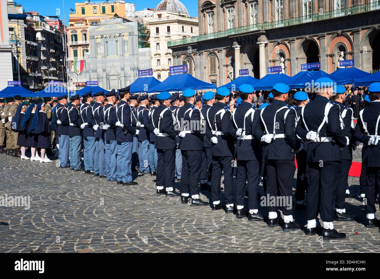 11-04-2025.Napoli, Italia. Giorno dell'unità Nazionale e delle forze Armate. A Napoli, l'occasione è segnata da una cerimonia militare in Piazza del Plebiscito. Foto Stock