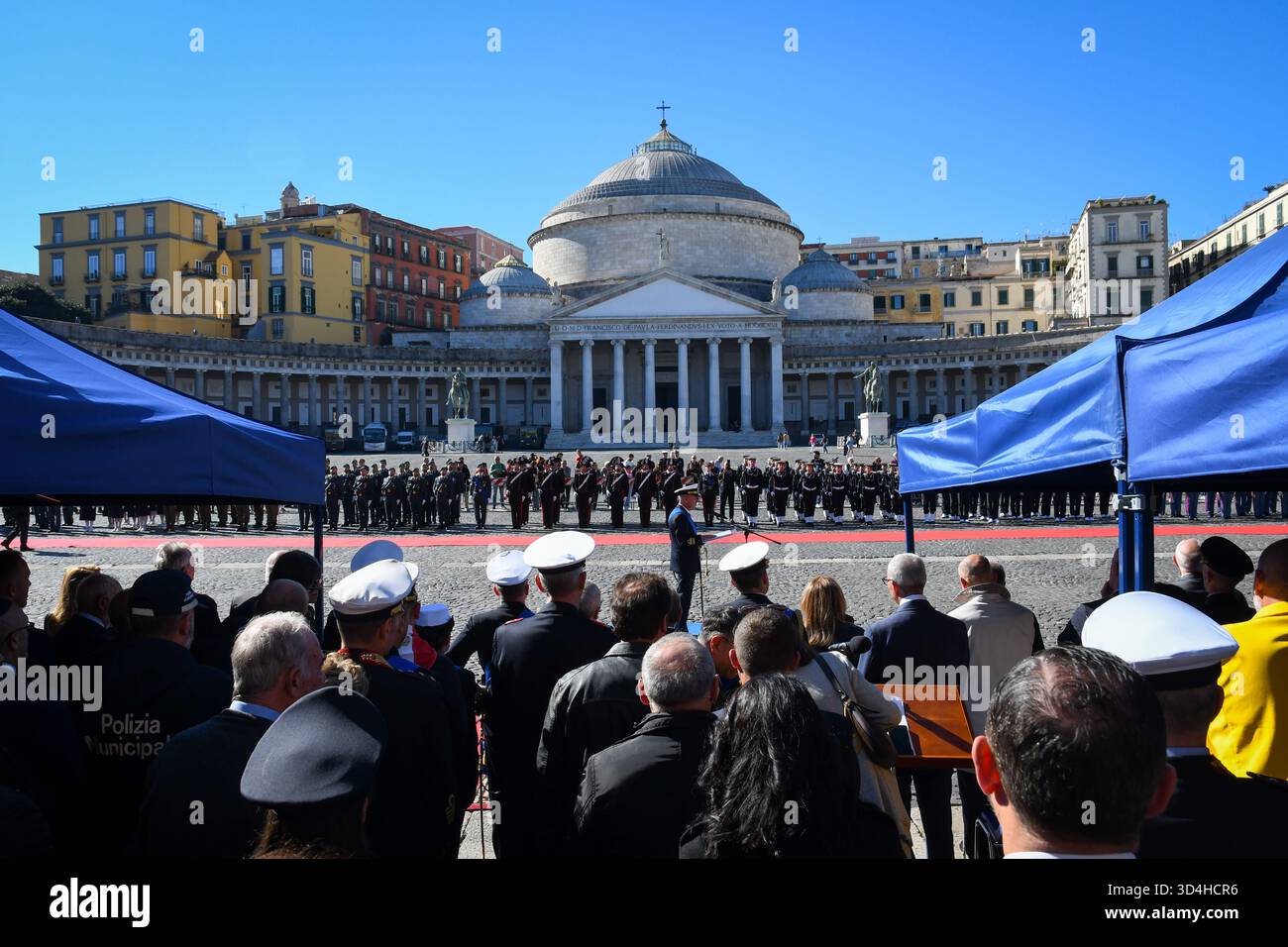 11-04-2025.Napoli, Italia. Giorno dell'unità Nazionale e delle forze Armate. A Napoli, l'occasione è segnata da una cerimonia militare in Piazza del Plebiscito. Foto Stock