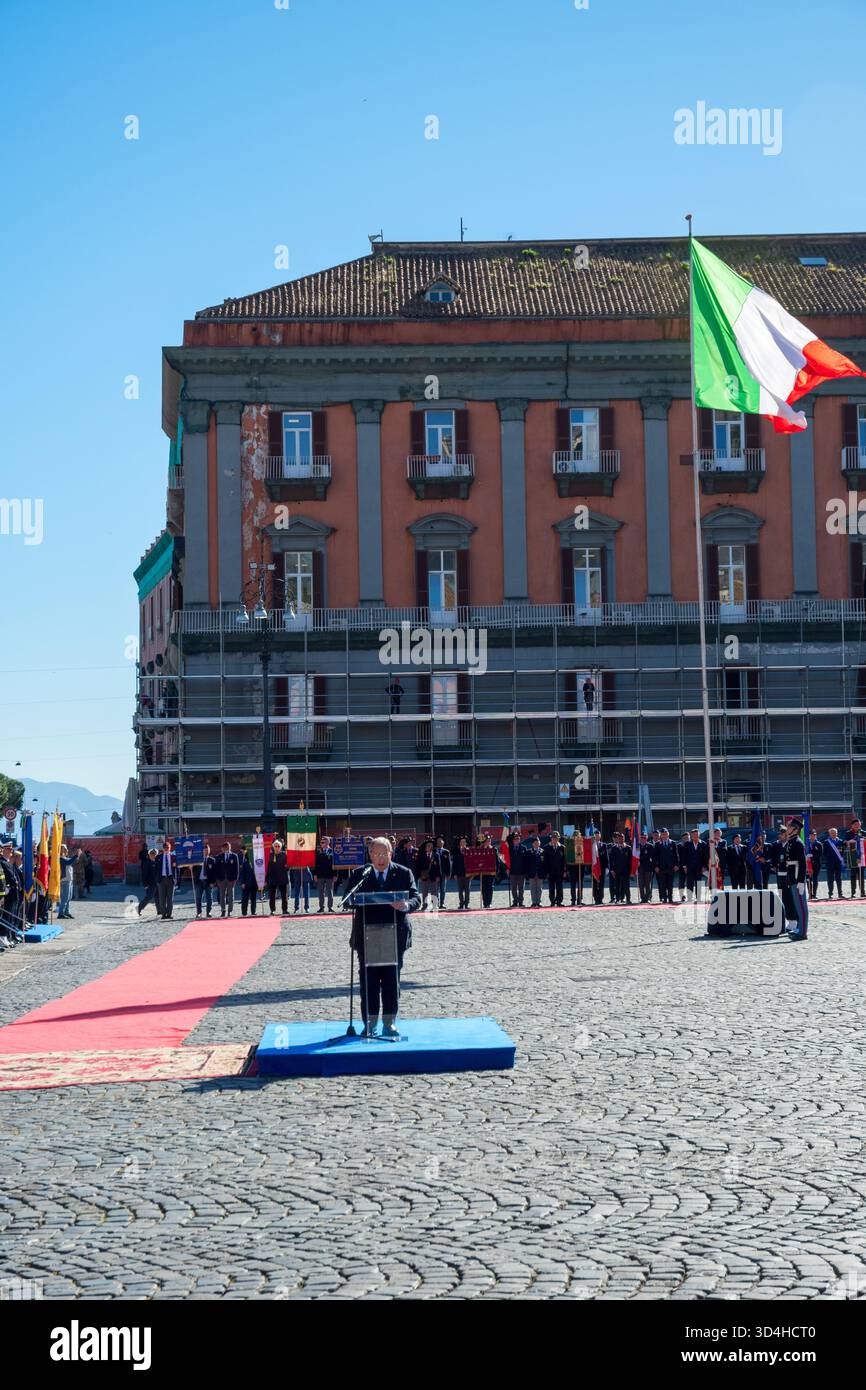 11-04-2025.Napoli, Italia. Giorno dell'unità Nazionale e delle forze Armate. A Napoli, l'occasione è segnata da una cerimonia militare in Piazza del Plebiscito. Foto Stock