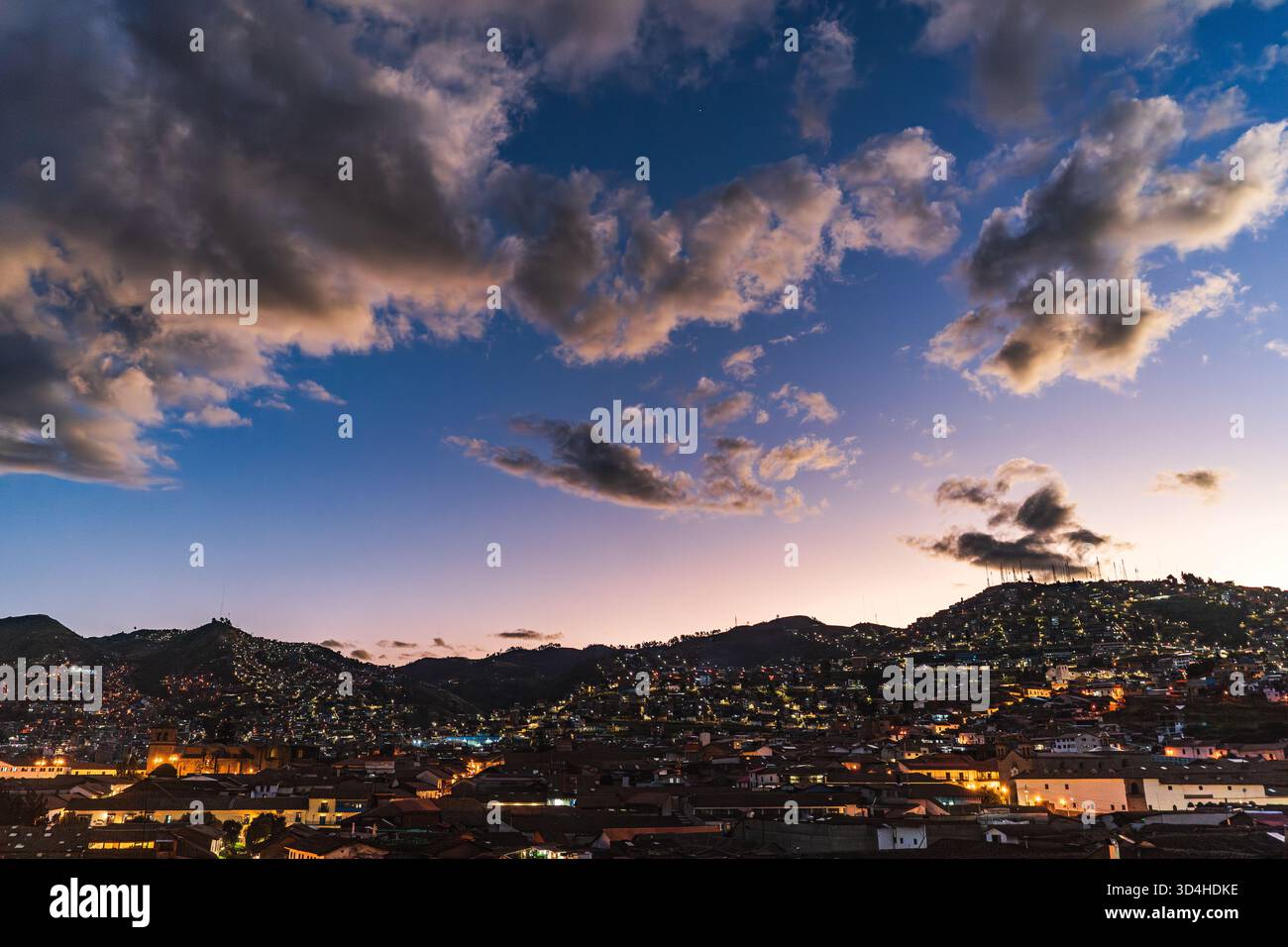 Vista serale di Cusco al crepuscolo, vista dai tetti che si affacciano sul centro storico, seguita da scene di strada notturne nel vecchio quartiere Inca. Foto Stock