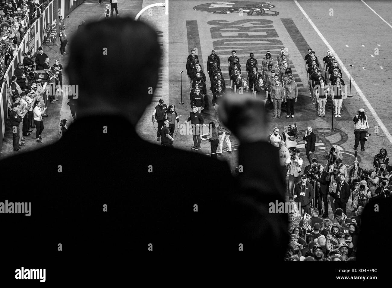 Landover, Stati Uniti. 9 novembre 2025. Il presidente degli Stati Uniti Donald Trump, a sinistra, ha tenuto il pugno durante una cerimonia di "salute to Service" all'intervallo in onore dei membri del servizio in servizio attivo, dei veterani e delle loro famiglie in vista del Veterans Day al Northwest Stadium, 9 novembre 2025 a Landover, Maryland. La squadra locale, i Washington Commanders, giocavano con i Detroit Lions. Credito: Daniel Torok/White House Photo/Alamy Live News Foto Stock