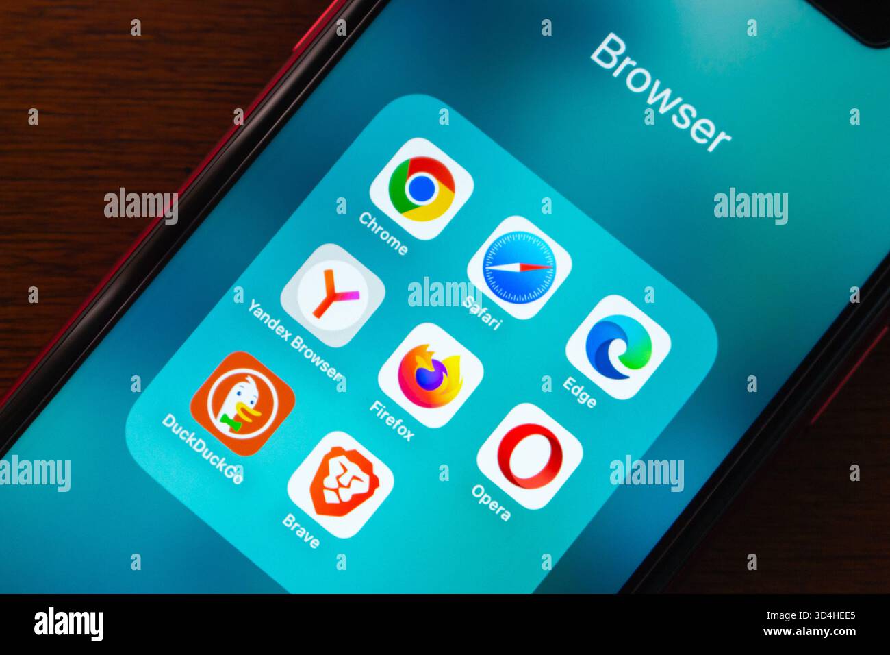 Schermata dello smartphone che mostra le icone più diffuse delle app del browser Web, tra cui Chrome, Safari, Edge, Yandex, Firefox, opera, DuckDuckGo e Brave. Foto Stock