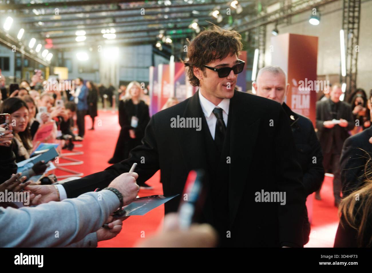 Jacob Elordi saluta i fan al BFI London Film Festival 2025 per la prima proiezione di gala di "Frankenstein" Foto Stock