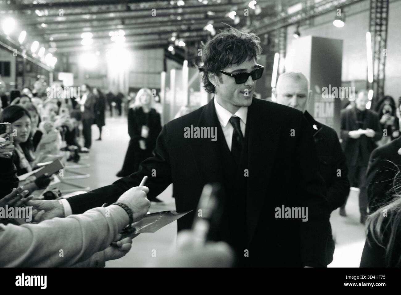 Jacob Elordi saluta i fan al BFI London Film Festival 2025 per la prima proiezione di gala di "Frankenstein" Foto Stock