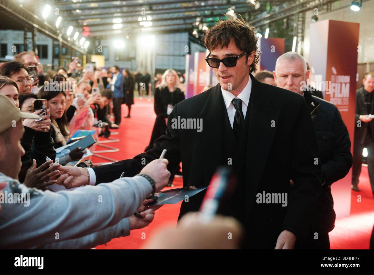 Jacob Elordi saluta i fan al BFI London Film Festival 2025 per la prima proiezione di gala di "Frankenstein" Foto Stock