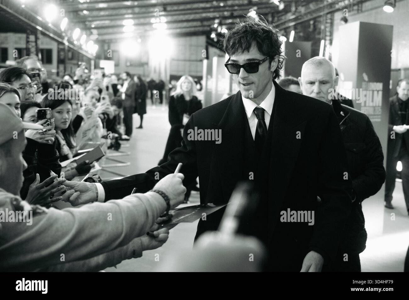 Jacob Elordi saluta i fan al BFI London Film Festival 2025 per la prima proiezione di gala di "Frankenstein" Foto Stock