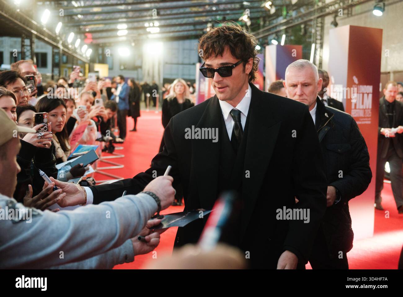 Jacob Elordi saluta i fan al BFI London Film Festival 2025 per la prima proiezione di gala di "Frankenstein" Foto Stock