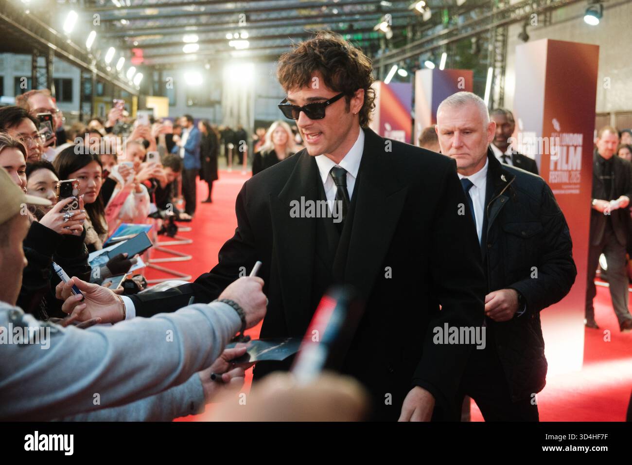 Jacob Elordi saluta i fan al BFI London Film Festival 2025 per la prima proiezione di gala di "Frankenstein" Foto Stock
