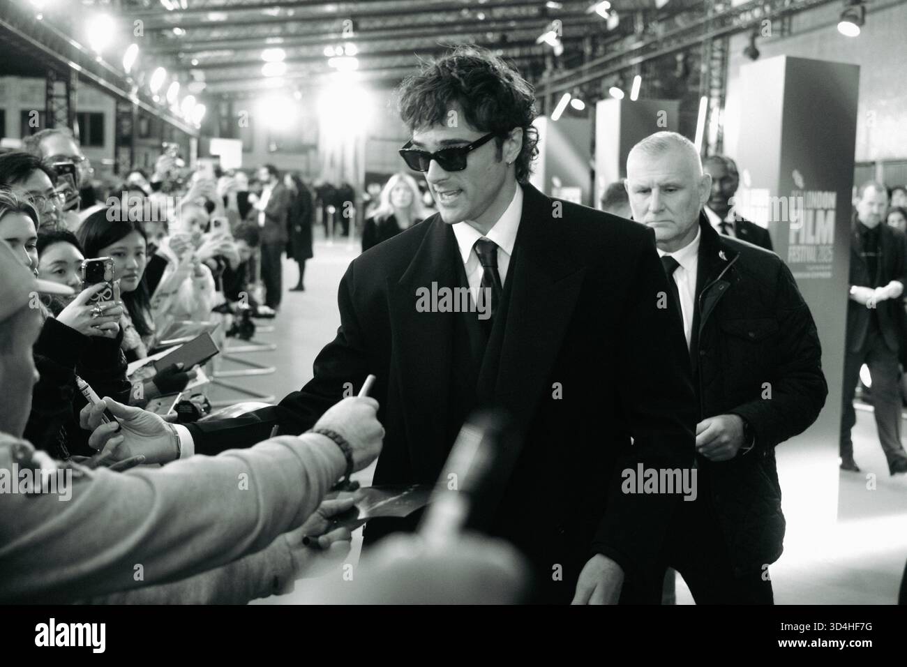 Jacob Elordi saluta i fan al BFI London Film Festival 2025 per la prima proiezione di gala di "Frankenstein" Foto Stock