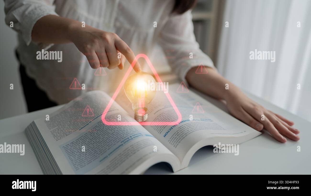 Avviso di cyber sicurezza che mostra un cyber rosso per violazioni dei dati, minacce alla rete e vulnerabilità del sistema di cyber sicurezza, con particolare attenzione al rischio per la sicurezza Foto Stock