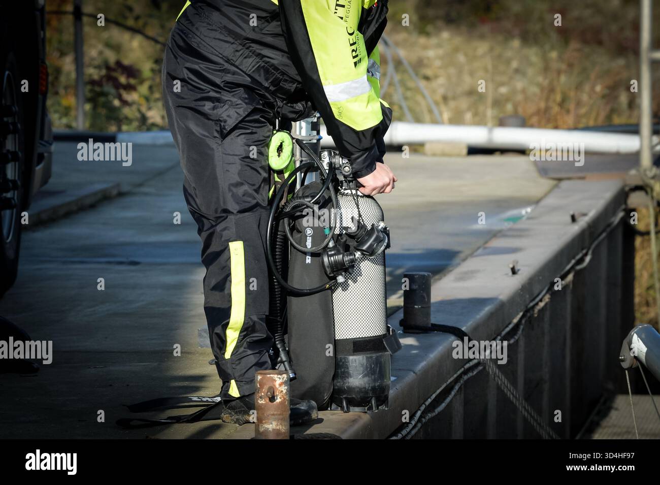 Kinrooi, Belgio. 10 novembre 2025. Primo piano sulla bombola di ossigeno di un subacqueo in un'azione di ricerca della polizia e dell'unità di persone scomparse nel lago Maasplassen, lunedì 10 novembre 2025. Domenica 10 novembre, in serata, i servizi di soccorso sono stati chiamati per una barca affondata nel lago Maasplassen, a Kinrooi. Sono state trovate due persone e si sono recate in ospedale. Le ricerche per la terza persona scomparsa ricominciano questo lunedì mattina BELGA FOTO JILL DELSAUX credito: Belga News Agency/Alamy Live News Foto Stock