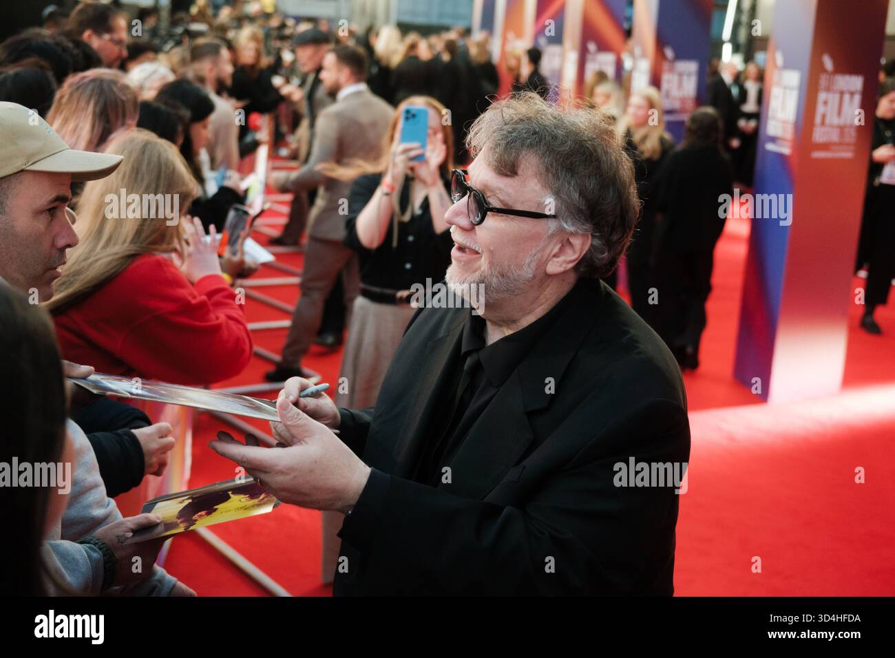 Guillermo del Toro accoglie i fan al BFI London Film Festival 2025 prima proiezione di gala di "Frankenstein" Foto Stock