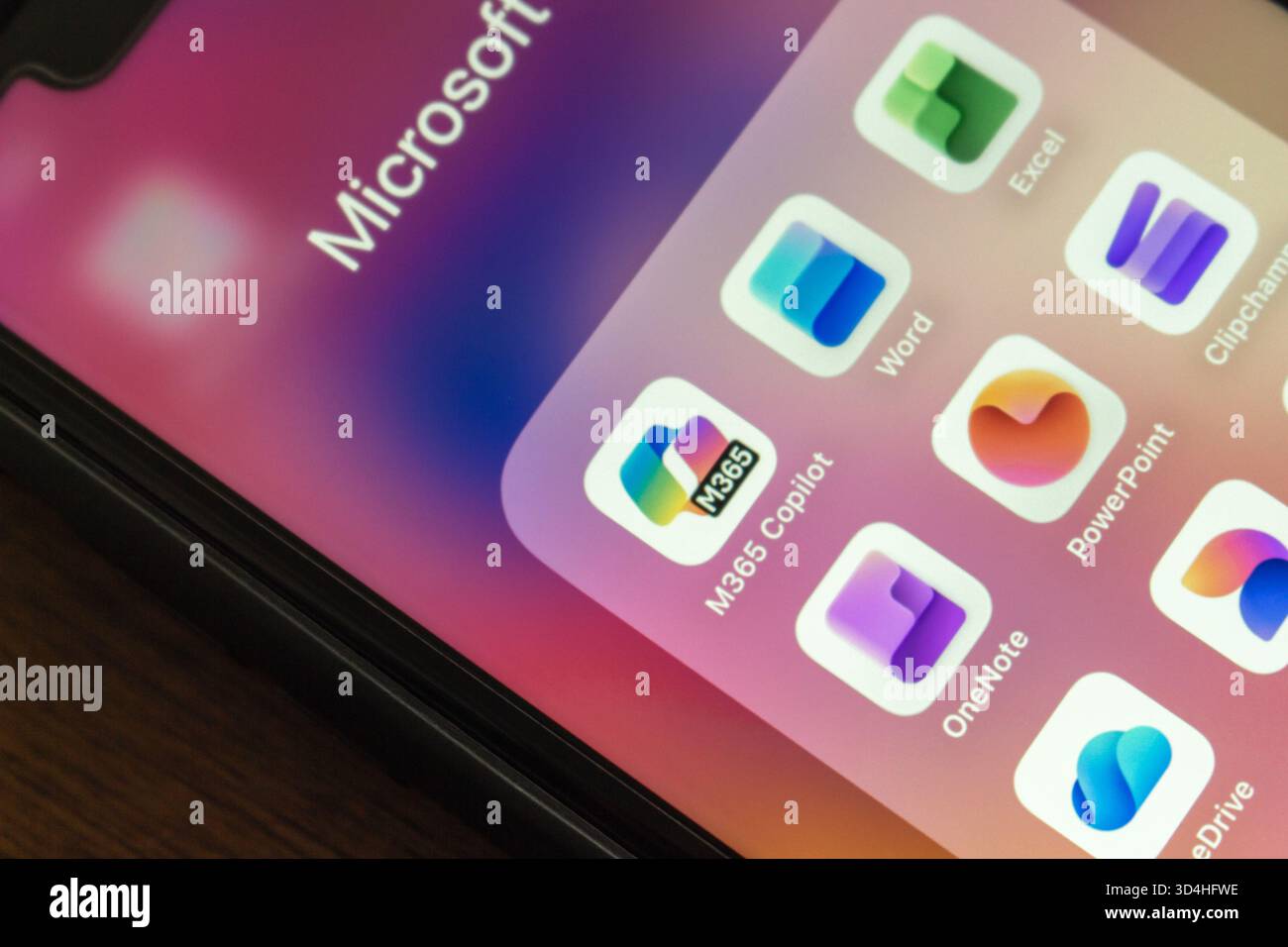 Quito, ECUADOR - 13 ottobre 2025 : schermata smartphone con icone dell'app Microsoft 365 tra cui Copilot, Word, Excel, PowerPoint, OneNote, e altri in Foto Stock
