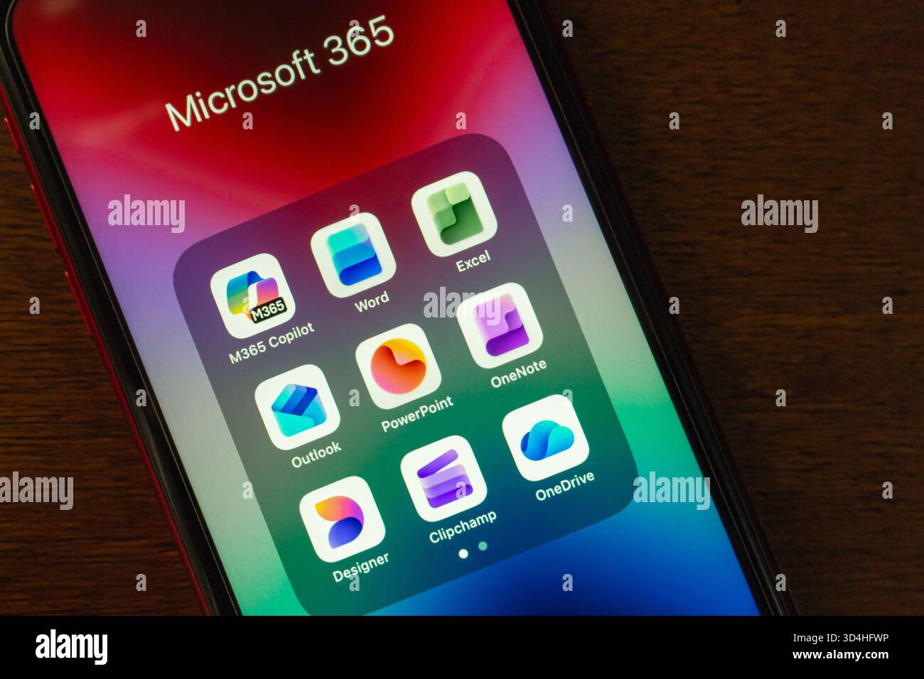 Quito, ECUADOR - ottobre 28 2025 : primo piano di uno smartphone che visualizza le applicazioni Microsoft 365 tra cui Word, Excel, Outlook, PowerPoint, OneNote, OneDrive, C. Foto Stock