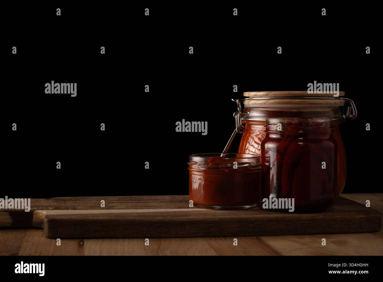 Conserve e salse fatte in casa in vasetti di vetro Foto Stock