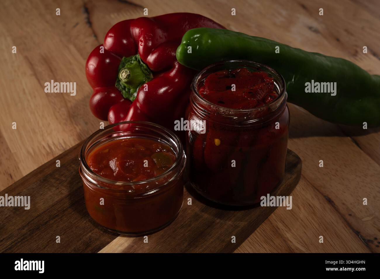 Peperoni rossi e verdi freschi con salsa fatta in casa e conserve di peperoni arrostiti Foto Stock