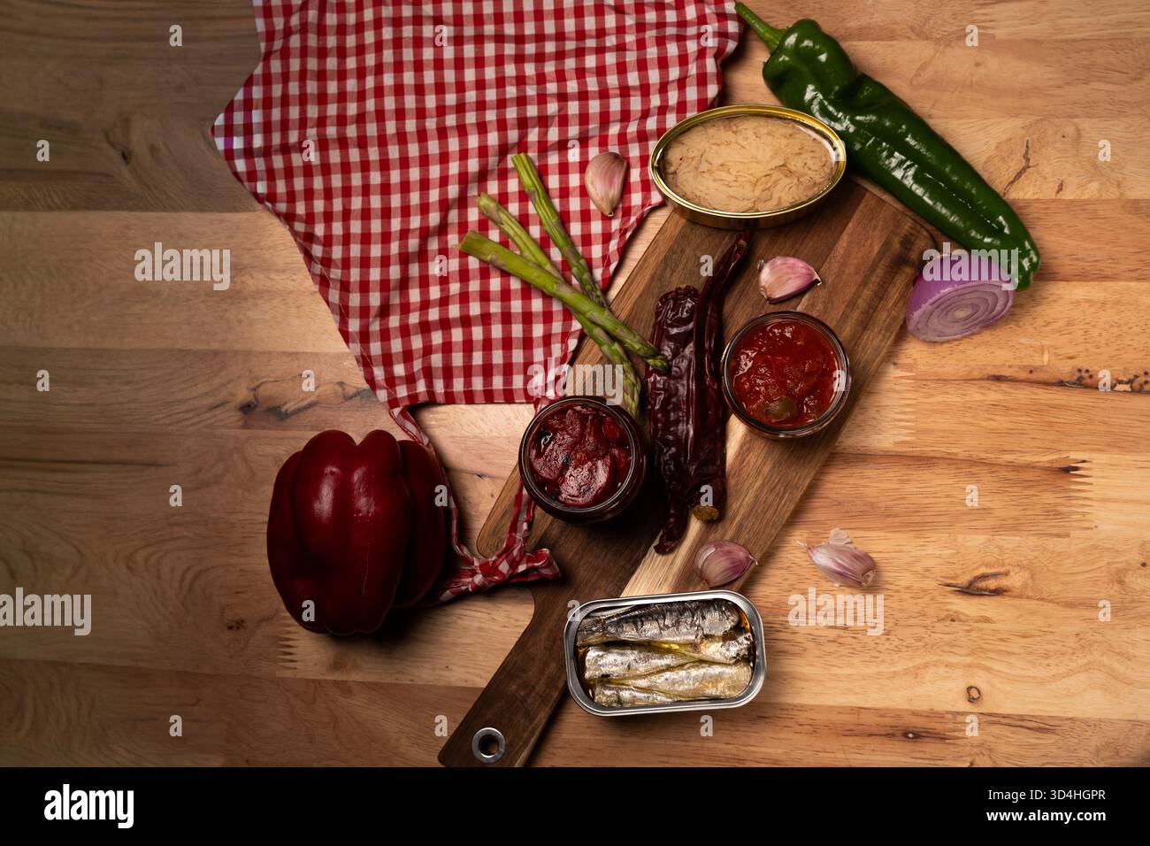 Sardine e verdure in scatola che creano un pasto di tapas spagnole Foto Stock