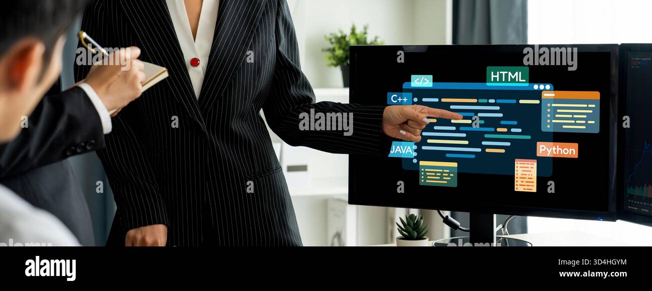 Lo sviluppo di software o la programmazione funzionano con lo schermo di codifica di vari linguaggi di programmazione come HTML, , e C brisk per le nuove applicazioni Foto Stock