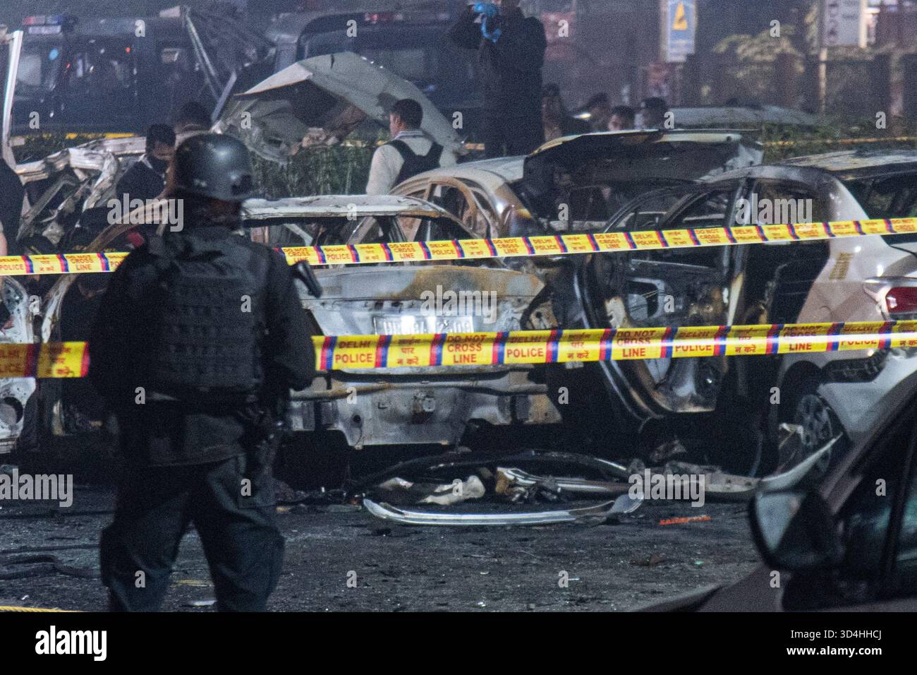 Nuova Delhi, India. 10 novembre 2025. L'agenzia investigativa nazionale NIA, il dipartimento forense e il team di Delhi indagano sul luogo in cui un'esplosione o un'esplosione di un'auto era avvenuta vicino al monumento al forte Rosso, nel vecchio quartiere di nuova Delhi. Otto morti sono state confermate nell'esplosione, la cui causa non è ancora stata accertata, mentre altri 12 sono stati feriti. (Credit Image: © Kabir Jhangiani/ZUMA Press Wire) SOLO PER USO EDITORIALE! Non per USO commerciale! Foto Stock