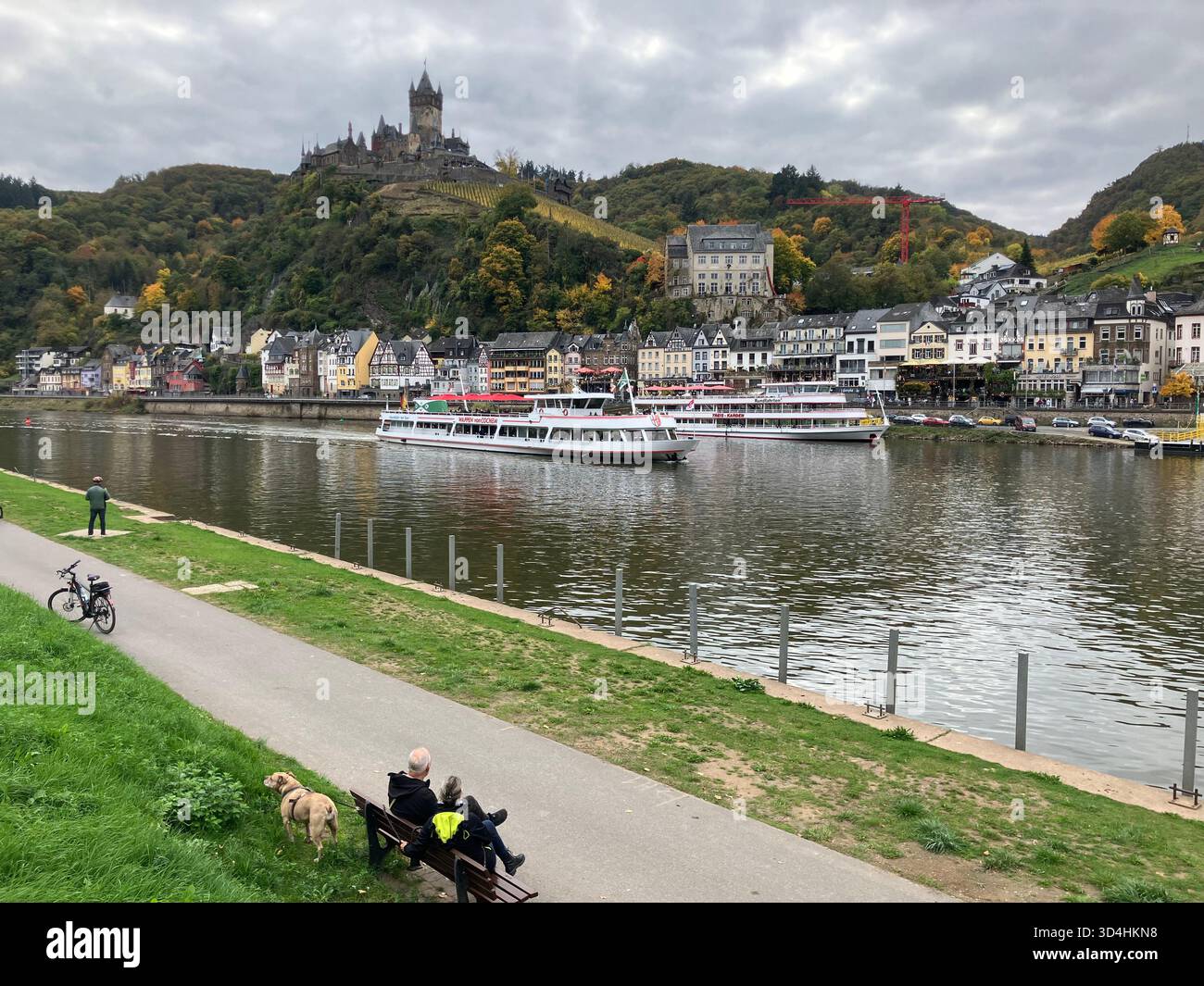 Navi da crociera sul fiume Mosella nella città di Cochem, Germania. - Immagine stock catturata con smartphone