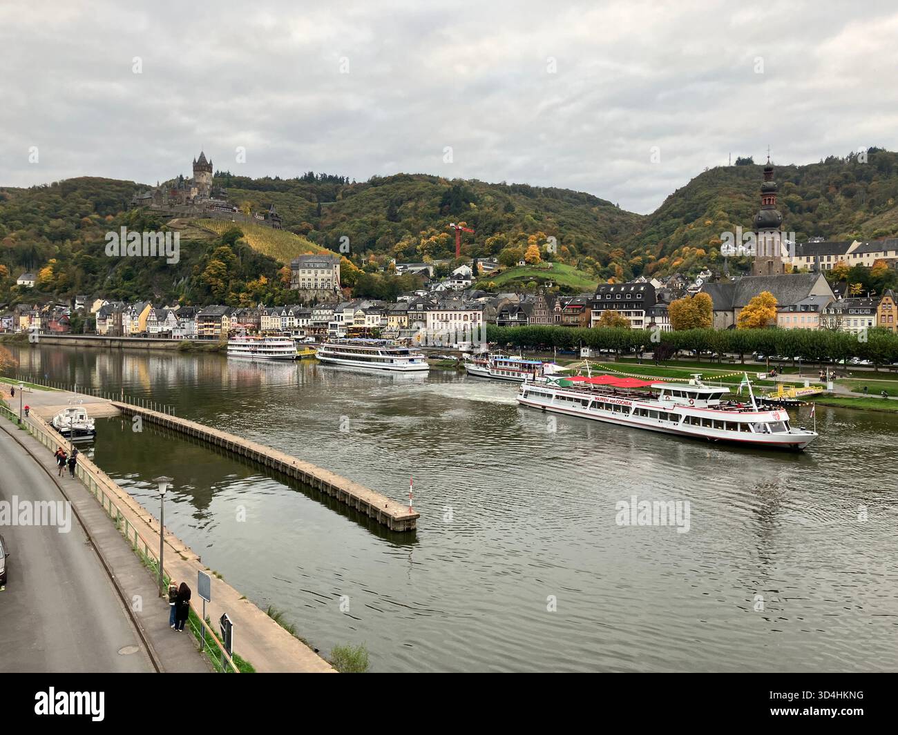 Navi da crociera sul fiume Mosella nella città di Cochem, Germania. - Immagine stock catturata con smartphone