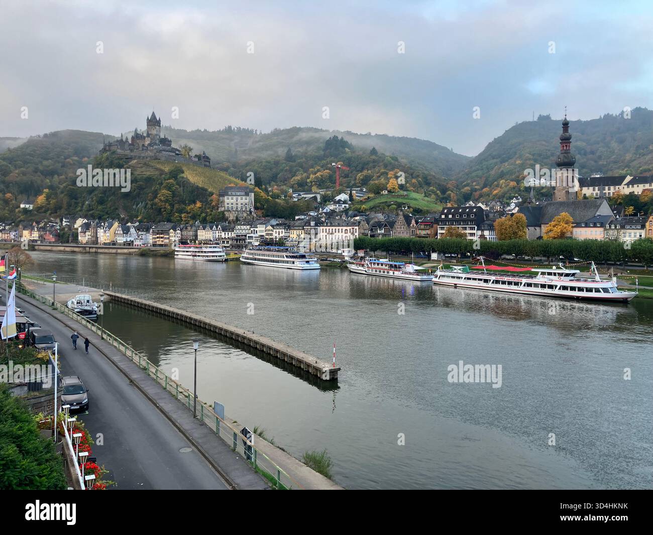 Navi da crociera sul fiume Mosella nella città di Cochem, Germania. - Immagine stock catturata con smartphone